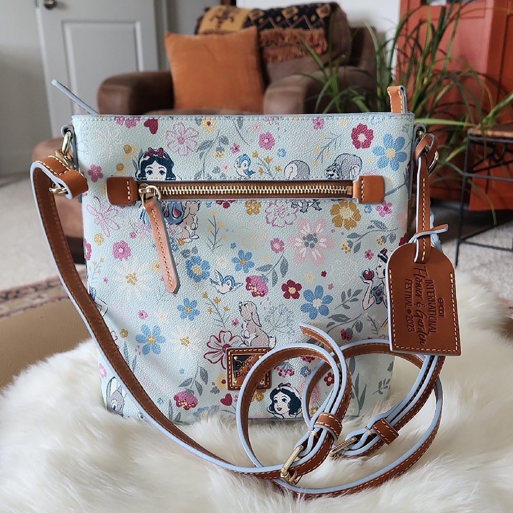 NWOT Dooney & Bourke Disney Parks Snow White Flower Festival Crossbody 🌸🍎🎁🐇